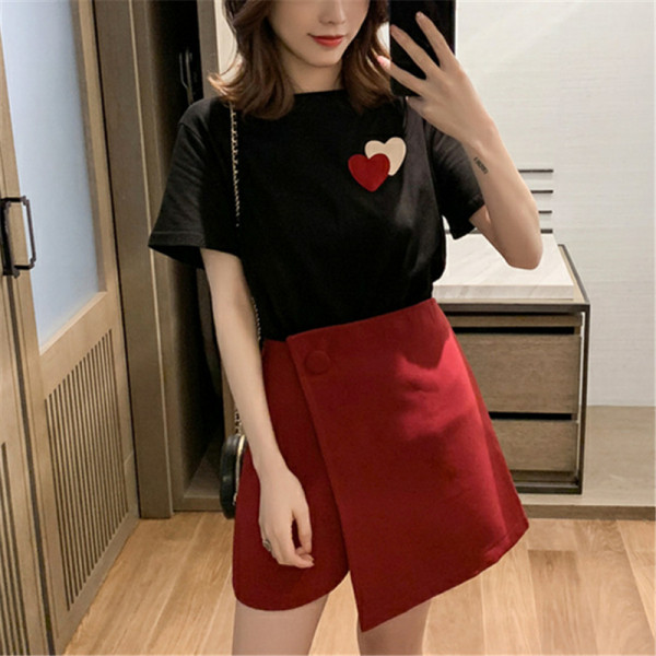 Модерна дамска тениска с къс ръкав и апликация сърца