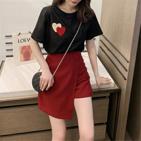 Модерна дамска тениска с къс ръкав и апликация сърца