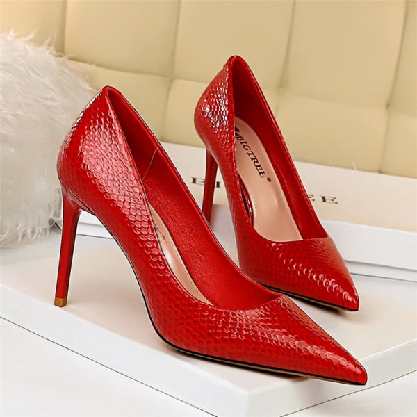 Стилни дамски обувки с висок ток заострен модел