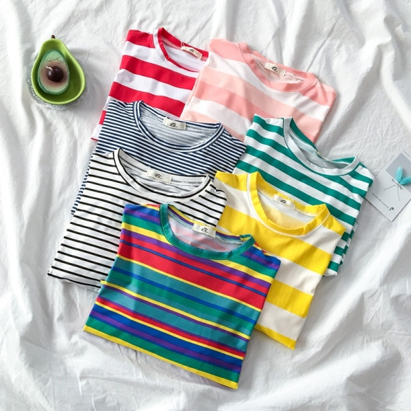 Bluză de damă în dungi cu decolteu rotund și mâneci lungi