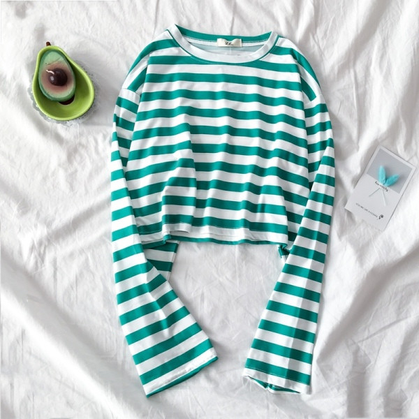 Bluză de damă în dungi cu decolteu rotund și mâneci lungi