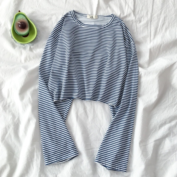 Bluză de damă în dungi cu decolteu rotund și mâneci lungi