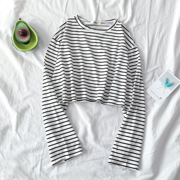 Bluză de damă în dungi cu decolteu rotund și mâneci lungi