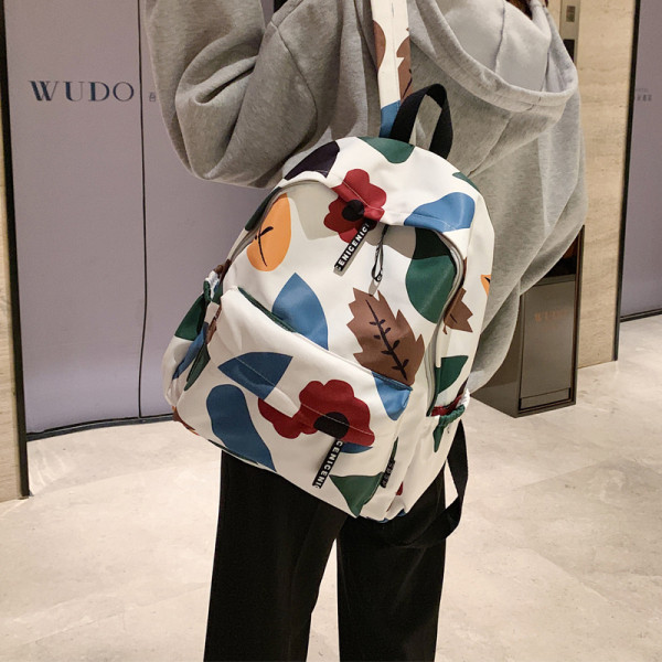 Ежедневна дамска раница с преден джоб и цветен десен