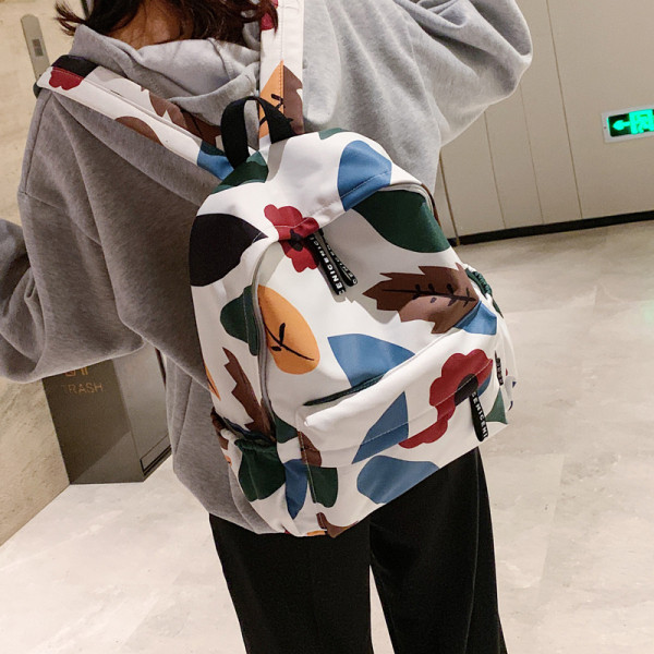 Ежедневна дамска раница с преден джоб и цветен десен