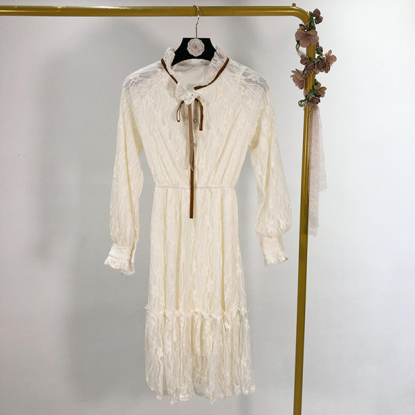 Модерна пролетна рокля от дантела и връзки на деколтето