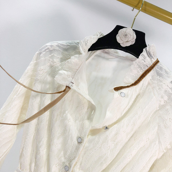 Модерна пролетна рокля от дантела и връзки на деколтето