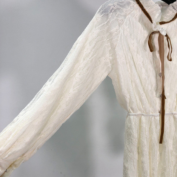 Модерна пролетна рокля от дантела и връзки на деколтето