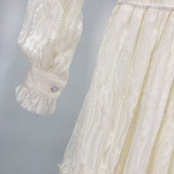 Модерна пролетна рокля от дантела и връзки на деколтето