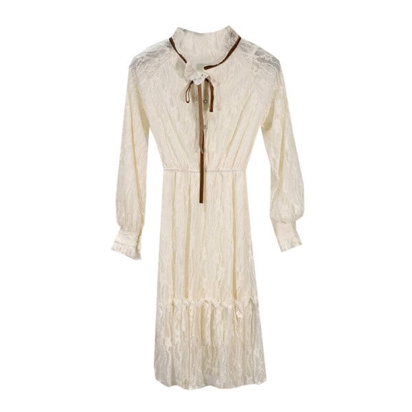 Модерна пролетна рокля от дантела и връзки на деколтето