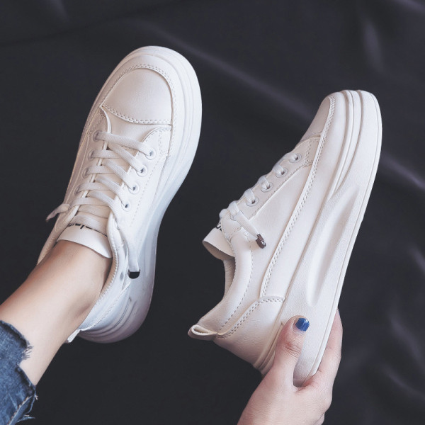 Modernūs moteriški balti sportbačiai paprasti modelis su raišteliais