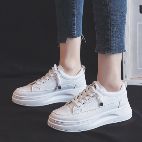 Modernūs moteriški balti sportbačiai paprasti modelis su raišteliais