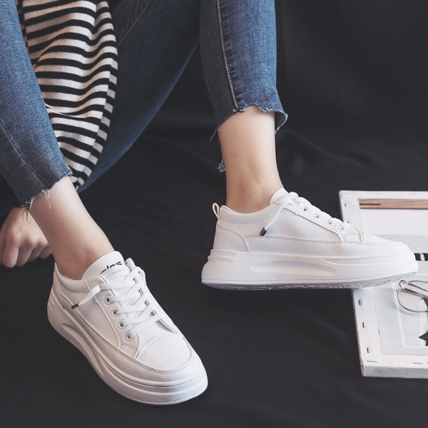 Modernūs moteriški balti sportbačiai paprasti modelis su raišteliais