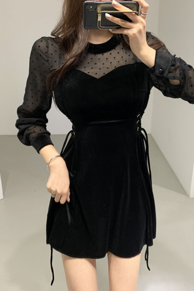 Дамска модерна рокля с дантелени ръкави и връзки на талията в черен цвят