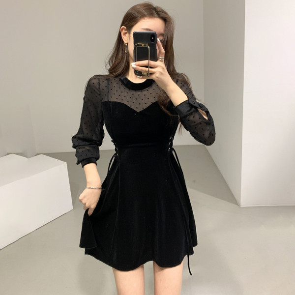 Дамска модерна рокля с дантелени ръкави и връзки на талията в черен цвят