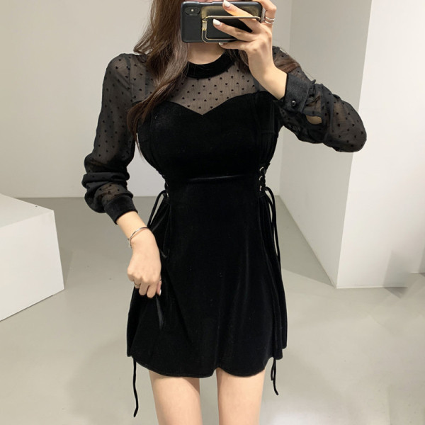 Дамска модерна рокля с дантелени ръкави и връзки на талията в черен цвят