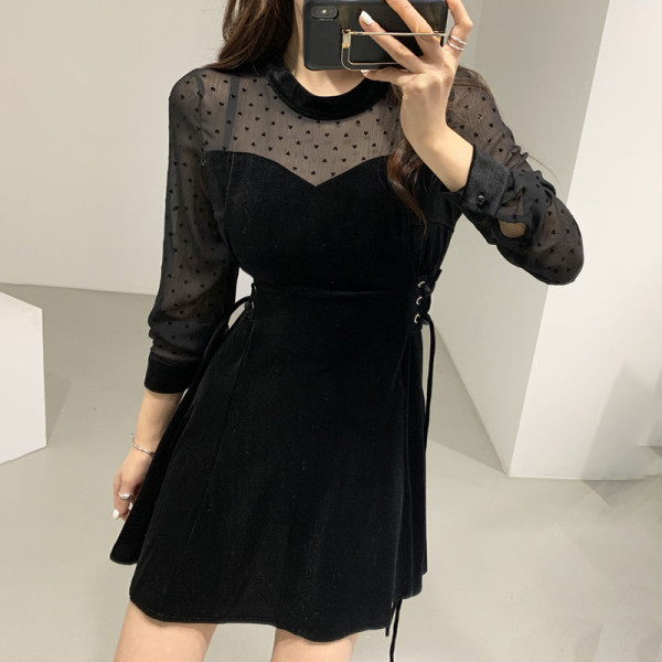 Дамска модерна рокля с дантелени ръкави и връзки на талията в черен цвят