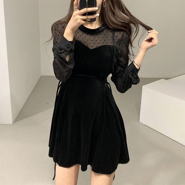 Дамска модерна рокля с дантелени ръкави и връзки на талията в черен цвят