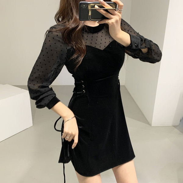 Дамска модерна рокля с дантелени ръкави и връзки на талията в черен цвят