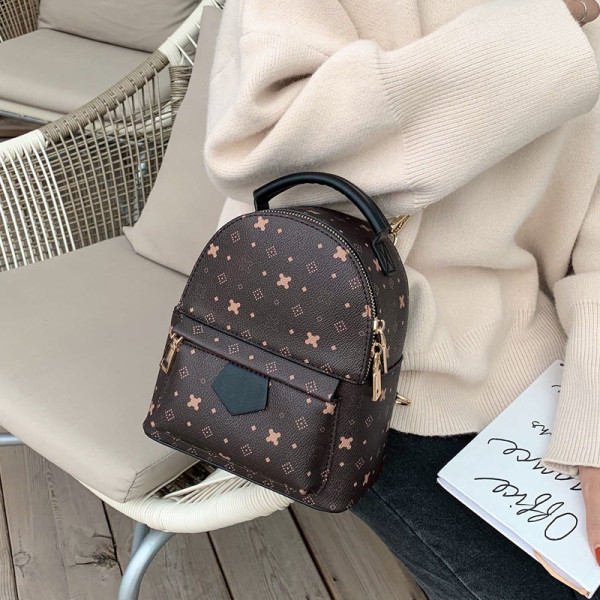 Модерна дамска раница от еко кожа с преден джоб и цветен десен