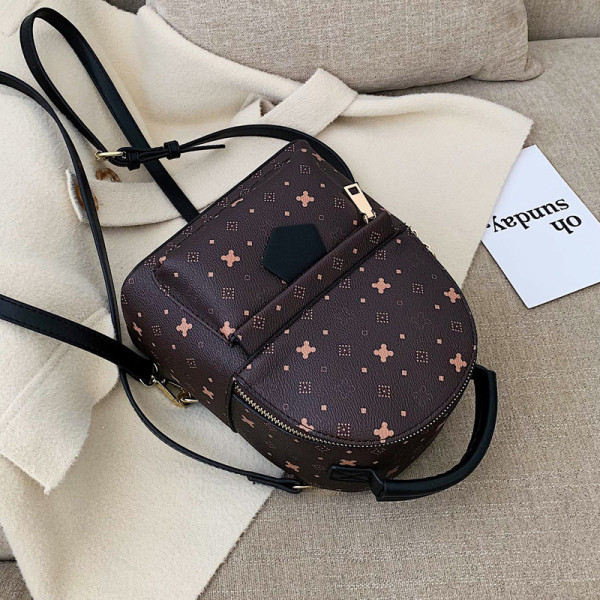 Модерна дамска раница от еко кожа с преден джоб и цветен десен