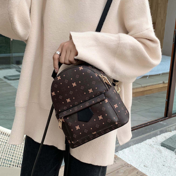 Модерна дамска раница от еко кожа с преден джоб и цветен десен