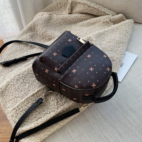 Модерна дамска раница от еко кожа с преден джоб и цветен десен