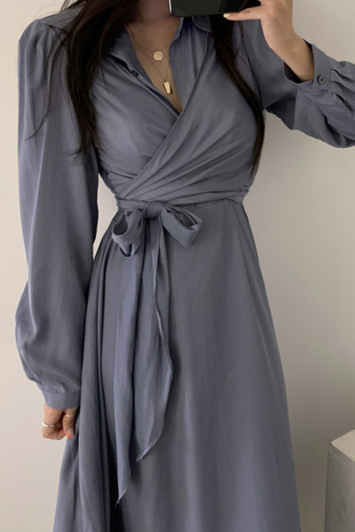 Дамска модерна рокля с връзка на талията и класическа яка 