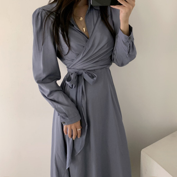 Дамска модерна рокля с връзка на талията и класическа яка 