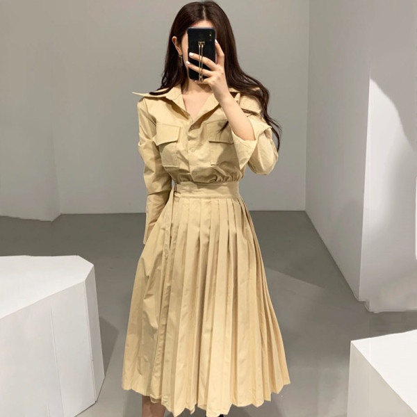 Дамска модерна рокля с класическа яка и плисирана долна част 