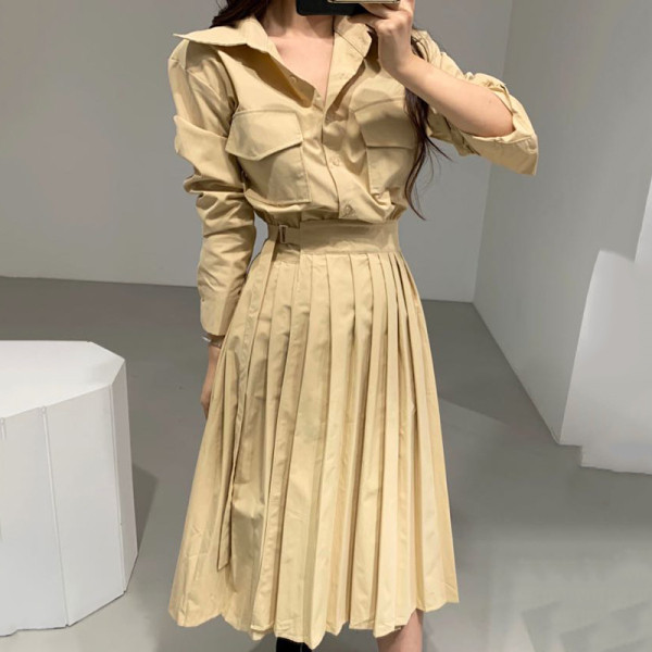 Дамска модерна рокля с класическа яка и плисирана долна част 
