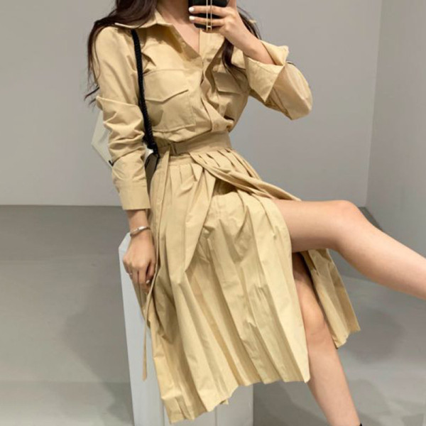 Дамска модерна рокля с класическа яка и плисирана долна част 