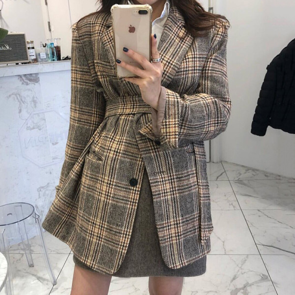 Дамско карирано палто с шпиц яка -широк модел 