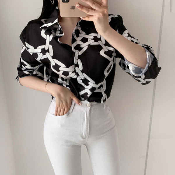 Модерна дамска есенно-зимна  риза с апликация широк  модел 