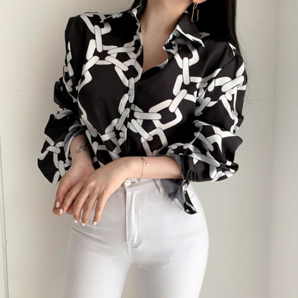 Модерна дамска есенно-зимна  риза с апликация широк  модел 