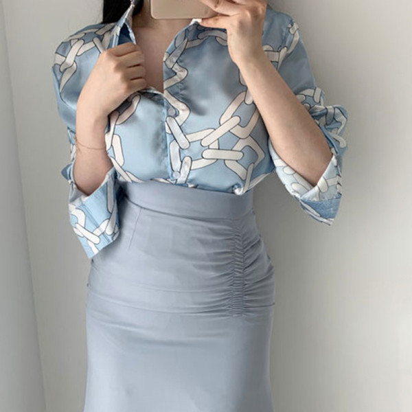 Модерна дамска есенно-зимна  риза с апликация широк  модел 