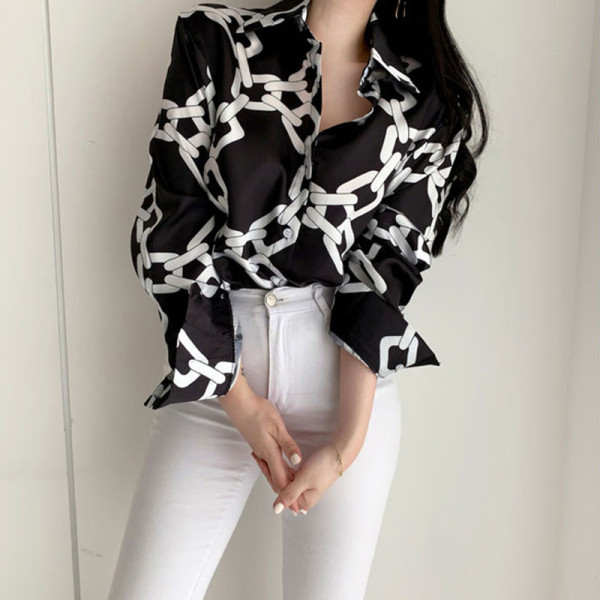 Модерна дамска есенно-зимна  риза с апликация широк  модел 