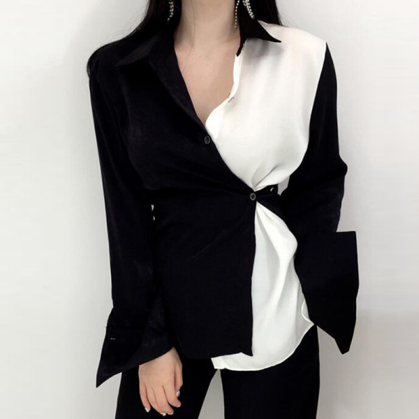 Дамска модерна риза с шпиц деколте в черно-бял цвят