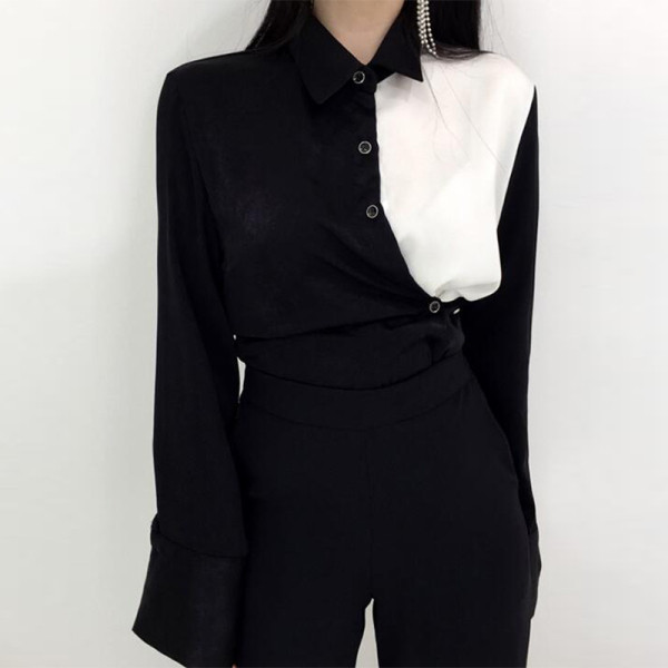 Дамска модерна риза с шпиц деколте в черно-бял цвят