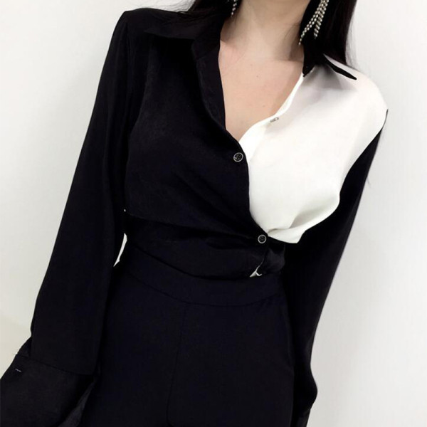 Дамска модерна риза с шпиц деколте в черно-бял цвят