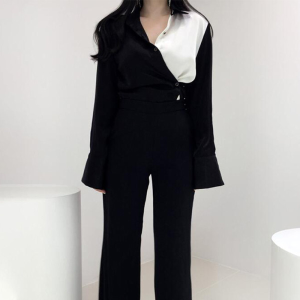 Дамска модерна риза с шпиц деколте в черно-бял цвят