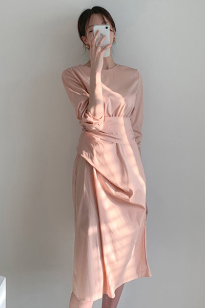 Дамска модерна рокля с дълъг ръкав и обло деколте 