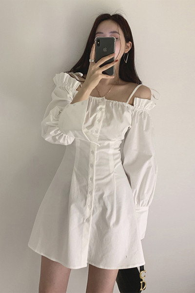 Дамска рокля с копчета и голи рамене и дълъг ръкав 