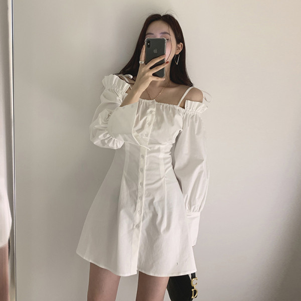 Дамска рокля с копчета и голи рамене и дълъг ръкав 