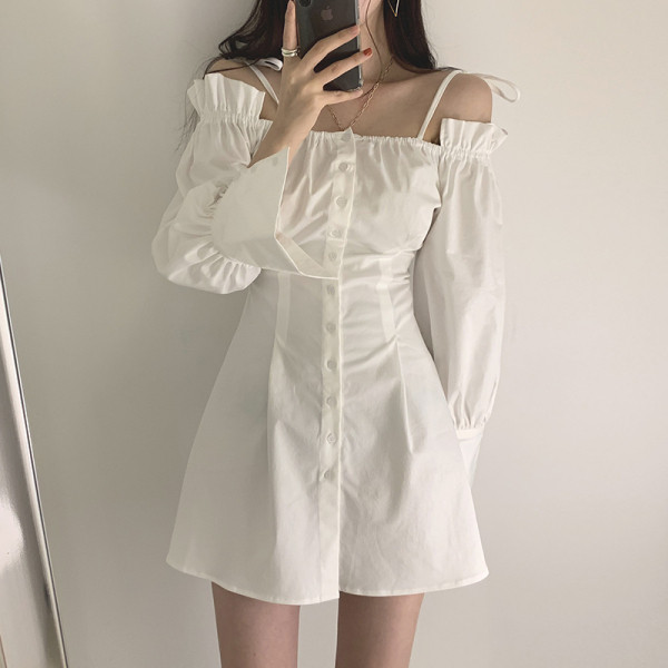 Дамска рокля с копчета и голи рамене и дълъг ръкав 