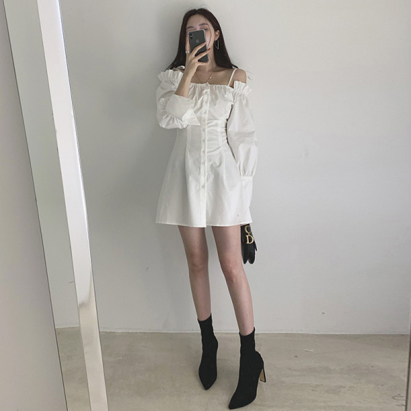 Дамска рокля с копчета и голи рамене и дълъг ръкав 