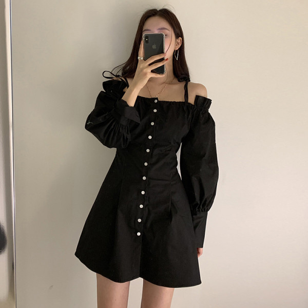 Дамска рокля с копчета и голи рамене и дълъг ръкав 