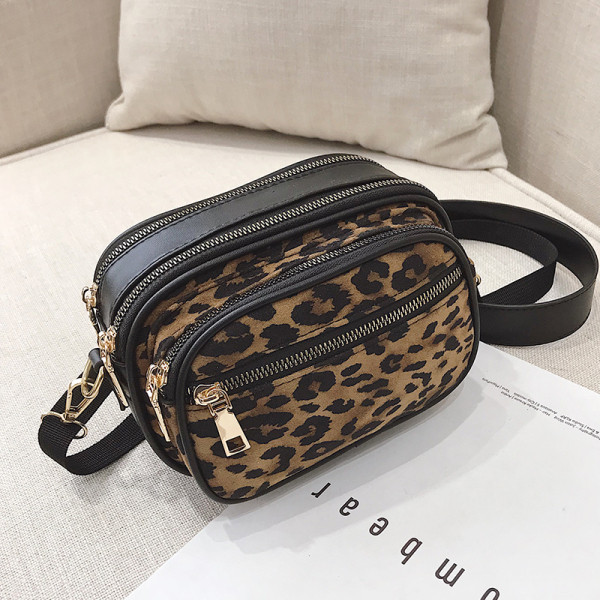 Geantă mică de damă cu mâner lung și model leopard