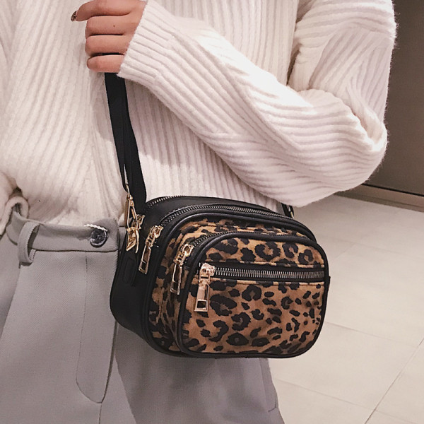 Geantă mică de damă cu mâner lung și model leopard