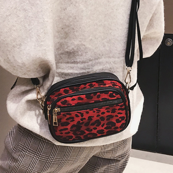 Geantă mică de damă cu mâner lung și model leopard